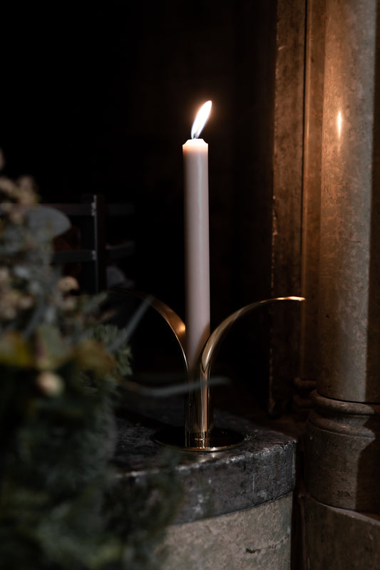 Den vakre lysestaken Lily fra Skultuna ble opprinnelig designet av skulptøren Ivar Ålenius Björk (1905 - 1978) til verdensutstillingen i New York i 1939! Lily – eller Liljan som den heter på svensk – ble først produsert hos Ystad Metall, inntil de la ned i 1969. Lily er en moderne klassiker og et designikon vi aldri går lei av.