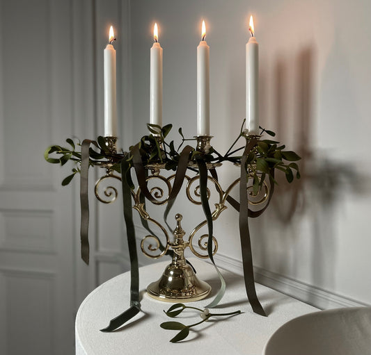 Lysestaken Mistel Candle Holder fra Skultuna blir et elegant smykke i rommet, enten du har den stående på spisebordet, på sofabordet – eller på en peishylle. Med plass til 4 lys er den også ypperlig egnet som adventsstake!