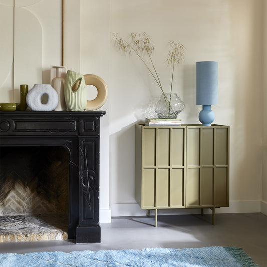 Det fine skapet Cupboard fra HK Living kommer i flere fine farger. Her vist i fargen Olive Green. Designet er inspirert av 1960-tallsminimalisme.