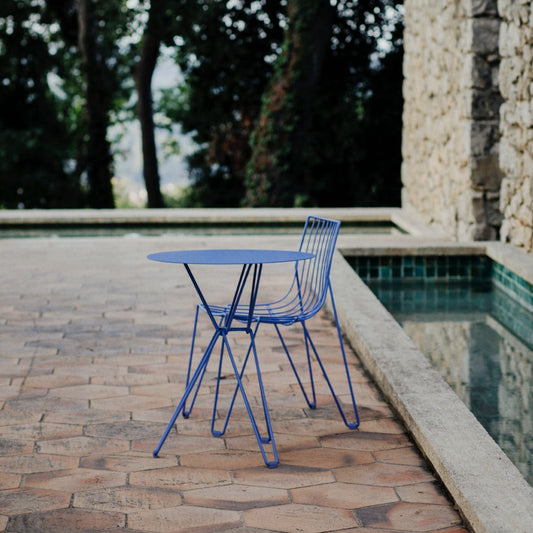 Serien Tio, fra Massproductions, som består av både bord og stoler, er designet av Chris Martin, og utgangspunktet for kolleksjonen var å bruke så lite materiale som mulig, samtidig som at det skulle være robuste møbler med et minimalt fotavtrykk.