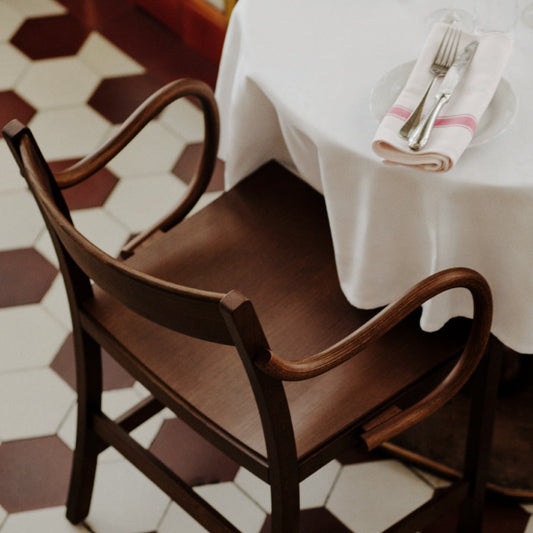 Vi liker så godt silhuetten på spisestolen Waiter XL Armchair fra Massproductions, som sender tankene til klassiske, franske bistroer og gamle Thonet-stoler!