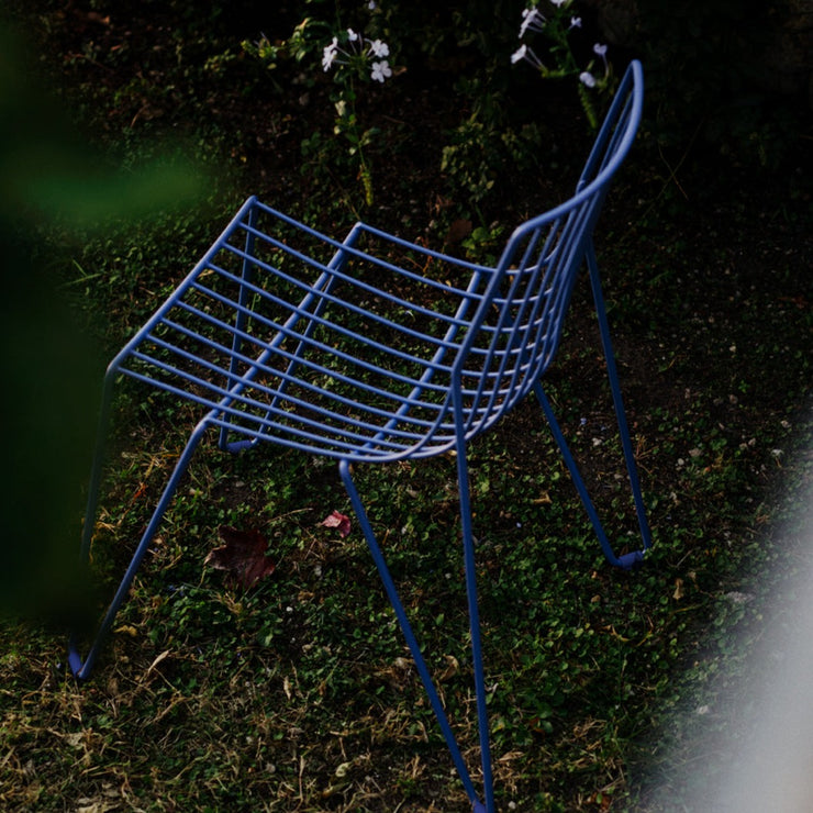 Spisestolen Tio Chair fra Massproductions i fargen Overseas Blue blir et nydelig fargestikk på balkongen, terrassen eller i hagen din!