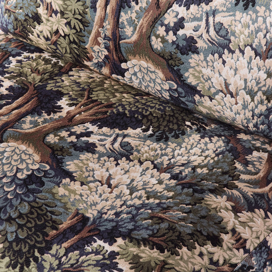 Mønstret sofa: De myke, dype putene er deilige å synke ned i og det unike tekstildesignet med et naturinspirert mønster i toner av brunt, grønt, blått og krem gjør 3-seteren Laurel fra Dusty Deco til et blikkfang utenom det vanlige.