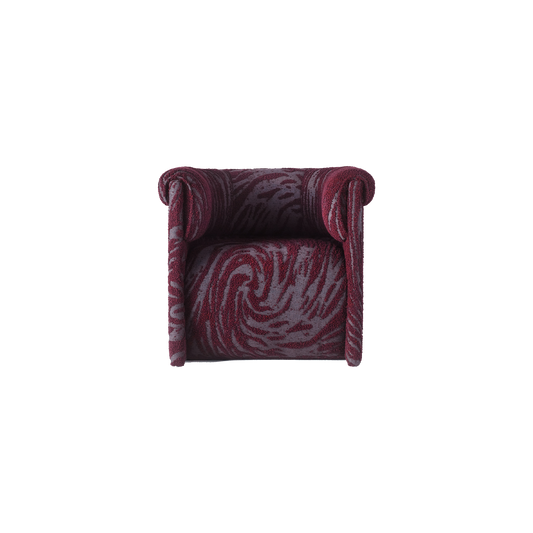 Lenestolen Decadent Lounge Chair er Dusty Deco sitt første samarbeid med designstudioet Studio Stockholm. Inspirert av den klassiske klubbstolen har lenestolen en tydelig avrundet form og er trukket i en teksturert vev i ullblanding som fremhever både dybde og struktur.