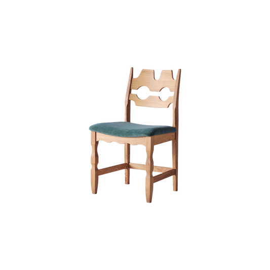 Den ikoniske spisestolen Razor Blade Chair Dining Chair ble først introdusert på 60-tallet og er designet av den danske møbeldesigneren Henning Kjærnulf. Dusty Deco bringer denne designperlen tilbake i samarbeid med Kjærnulf-familien, i en nyutgave som forblir tro mot originaldesignet, samtidig som den tilpasses en moderne kontekst.