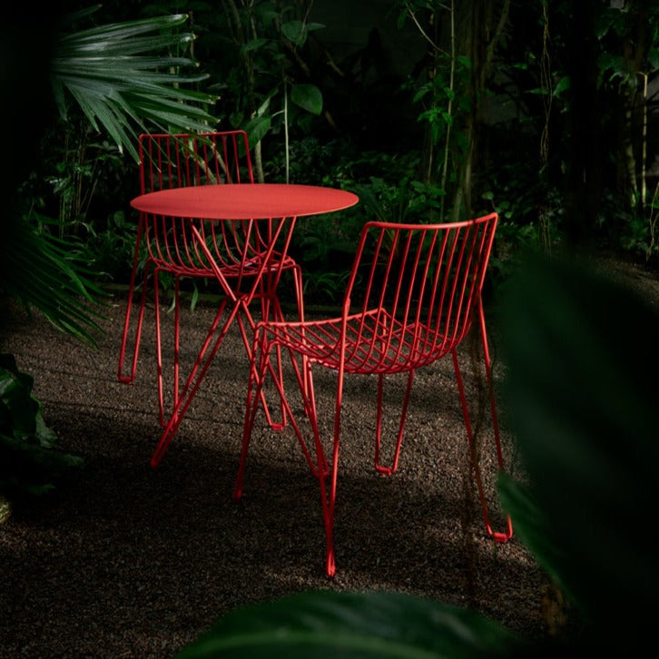 Spisestolen Tio Chair fra Massproductions i fargen Pure Red med kafebord fra samme serie. 