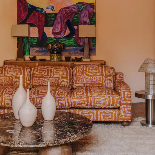 Sofa Lola Beaten Track i Peach / terracotta fra Dusty Deco.