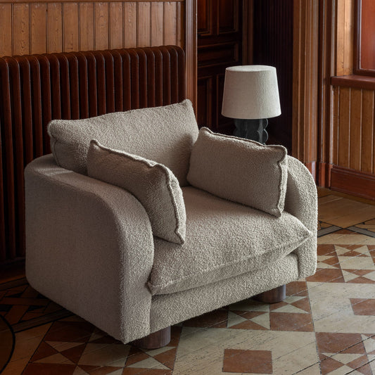 Miles Armchair Boucle Beige fra Dusty Deco.
