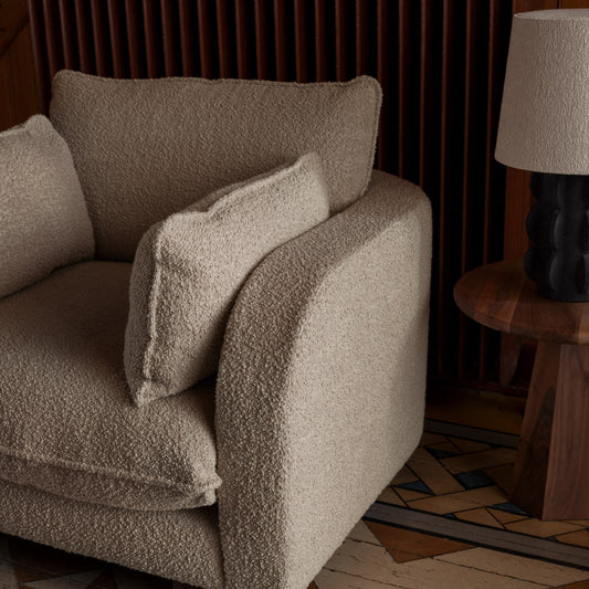 Miles Armchair Boucle Beige fra Dusty Deco.