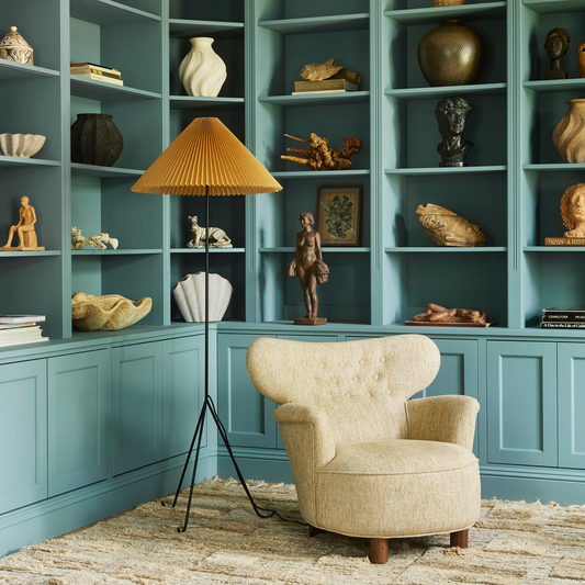 Den elegante gulvlampen Geraldine fra Dusty Deco skaper en varm og innbydende atmosfære med sin vakkert plisserte skjerm i en sennepsgul nyanse.