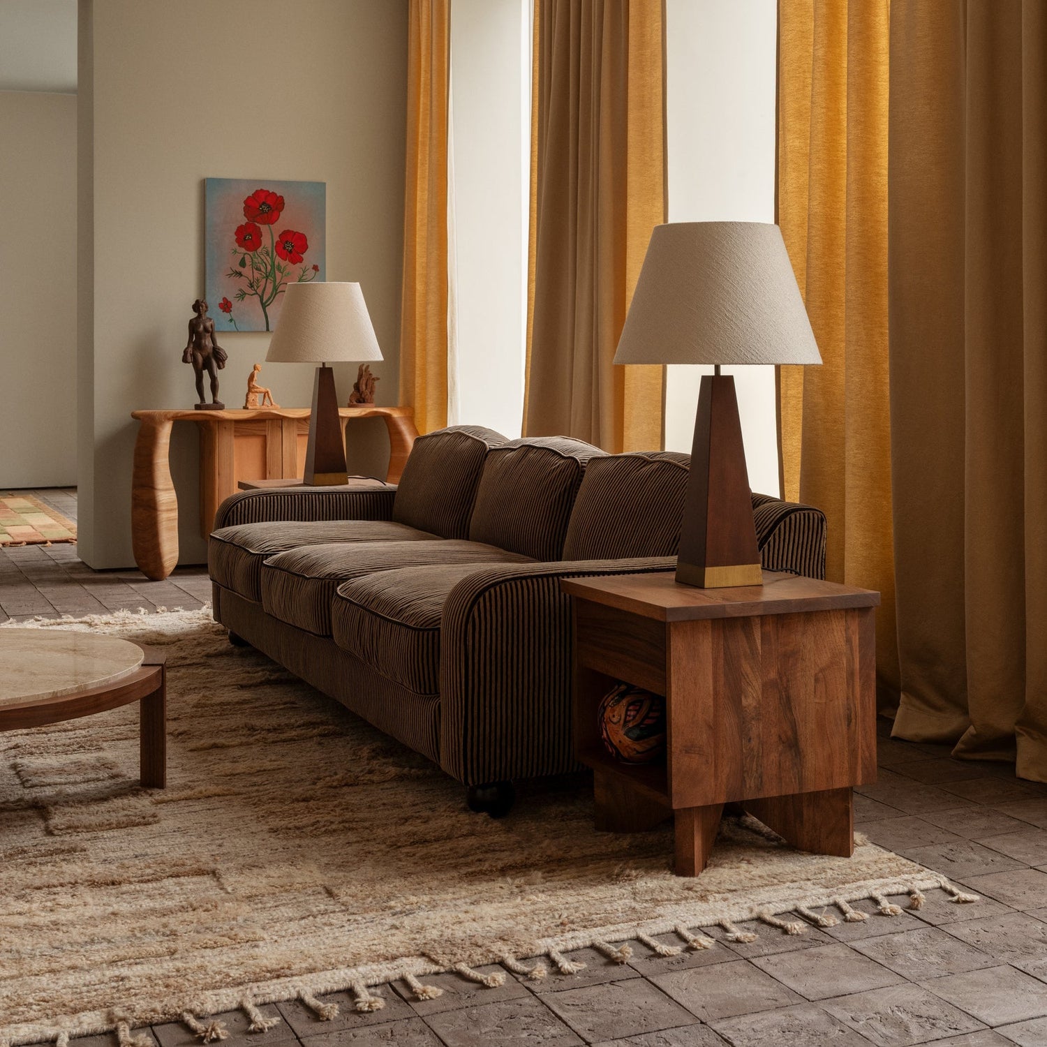 Paret bak Dusty Deco elsker vintagemøbler og har skapt en egen møbelkolleksjon som hedrer dette. Sofaen Lola er en av våre favoritter! Den har et klassisk utseende, er herlig myk og behagelig med puter i en blanding av skum, fiber og dun.