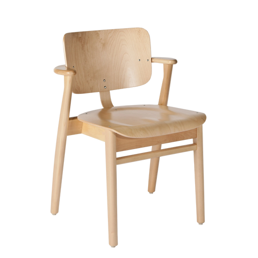 Domus Chair fra Artek uten polstring kommer i fem fine utførelser. Velg mellom klarlakkert naturfarget bjørk, beiset bjørk i honningfarge, valnøttfarge og svart eller klarlakkert naturfarget eik. Her i klarlakkert naturfarget bjørk.