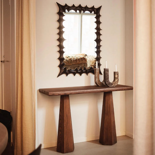 Dette er ikke for de sarte, men for deg som vil ha et skikkelig statement piece av et speil hengende i gangen, på stua eller på soverommet! Speilet som er laget i massiv bøk kommer i to størrelser, 70x100 cm og 80x180 cm, og er tilgjengelig i to farger – velg mellom vokset brunbeiset eller svart mattlakkert speil.