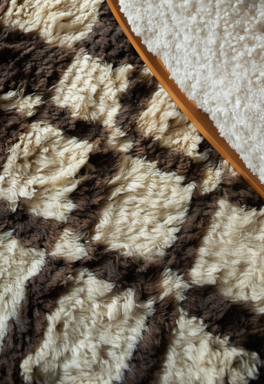 Teppet Shaggy Chestnut fra samarbeidskolleksjonen mellom Layered og Evelina Kroon.