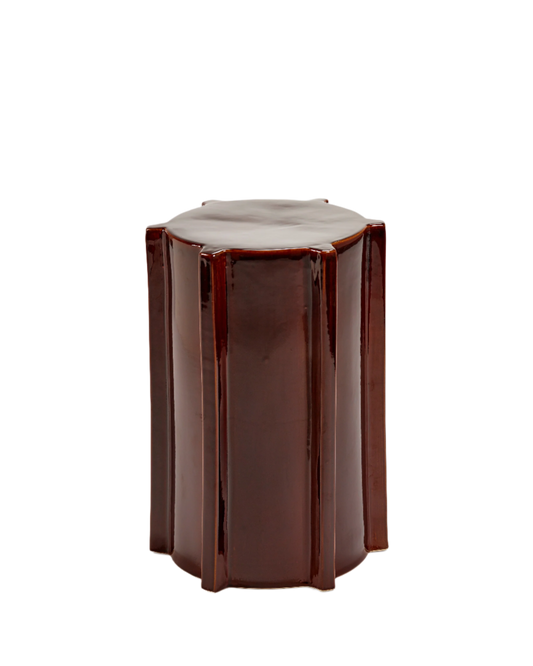 Hva med et vakkert farget sidebord i blank keramikk ved siden av sofaen? Pawn Geometrical fra Serax er et annerledes møbel som forvandler rommet: Et sidebord som også kan brukes som krakk, med en spennende form og et håndlaget uttrykk, laget i glasert keramikk.