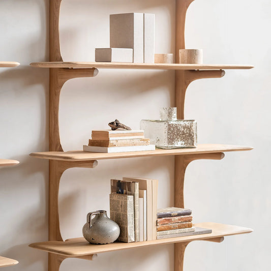 Velg mellom tre størrelser og tre fine utførelser: Dyp brun mahogni, naturfarget mahogni eller lys eik. De avrundede kantene går igjen på både hylleknekter og hyller – og er en fin detalj som myker opp uttrykket.