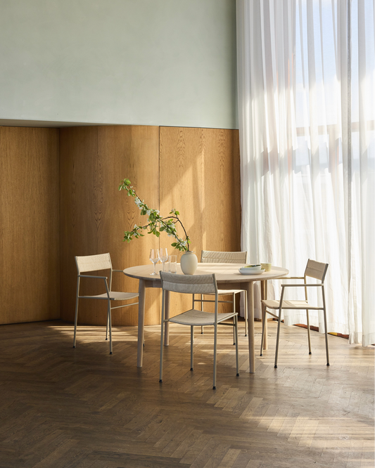 Spisebord Expand Dining Table Circular Ø140 cmi lysolje eik / Light Oiled Oak fra Northern.