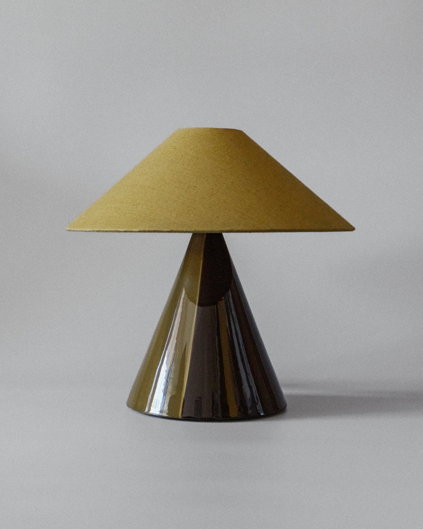 Ute etter en unik bordlampe i keramikk som tilfører interiøret ditt masse personlighet og varme? Vi elsker objekter som innehar det lille ekstra – og samtlige av lampene fra franske Mattina Moderna treffer oss midt i hjertet. De er elegante, litt overraskende og akkurat passe lekne. Perfekt for deg (og oss) som ønsker et unikt blikkfang av en lampe!