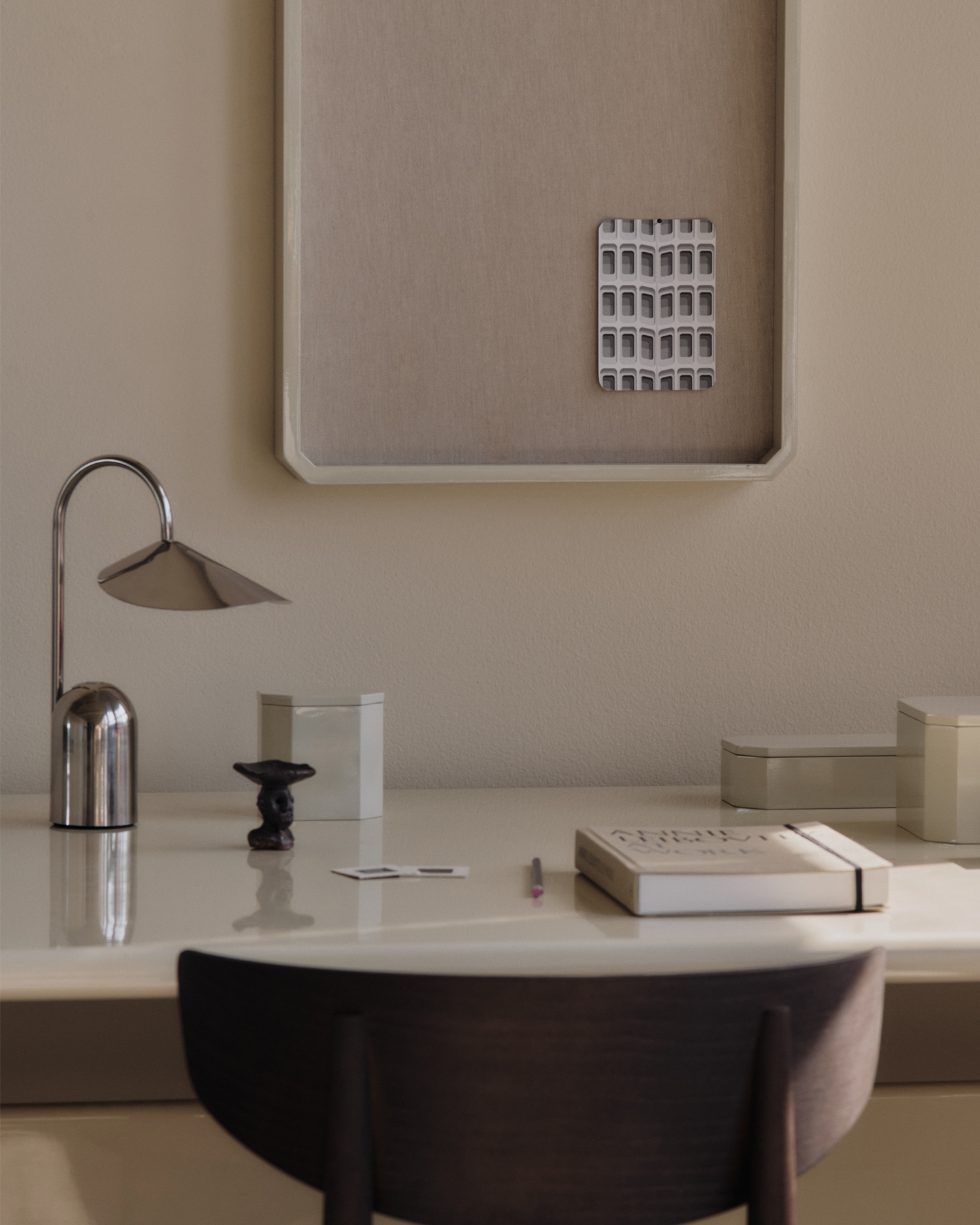 Oppladbar bordlampe Arum Portable Lamp fra Ferm Living.