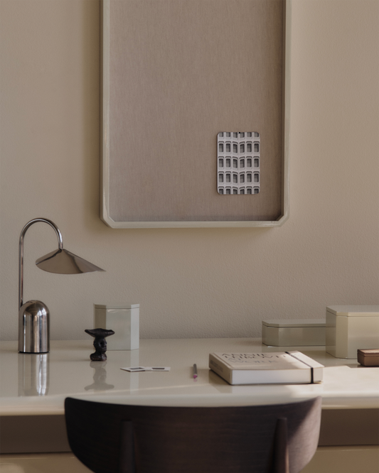 Oppslagstavle Nova Pinboard fra Ferm Living i grå (Light Celedon).