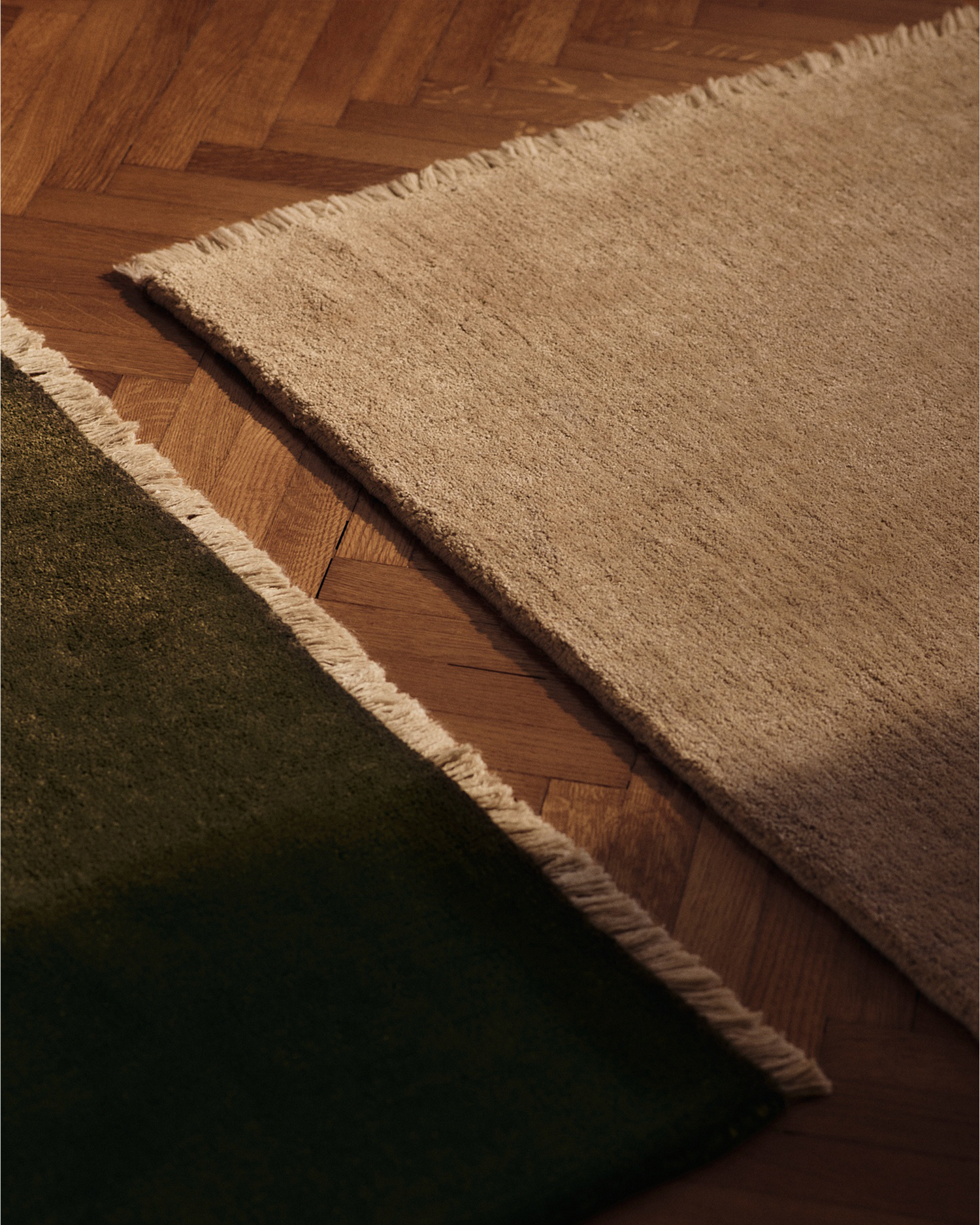 Teppe Firth Jute Rug i fargen mørkegrønn (Dark Olive) og sand (Off-white) fra Ferm Living.