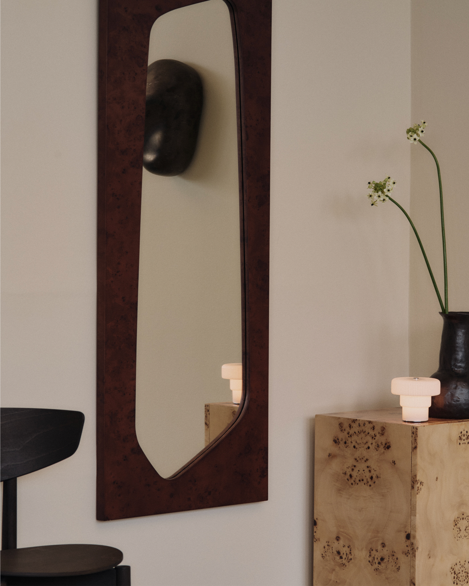 Speil Folia Mirror H135 cm fra Ferm Living i mørk burl (Dark Stained Burl).
