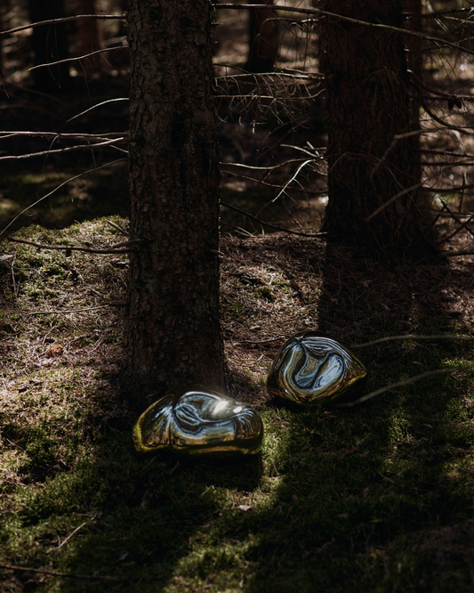 Skulpturene Bellure Piece Oval og Round i sølv fra Ferm Living.