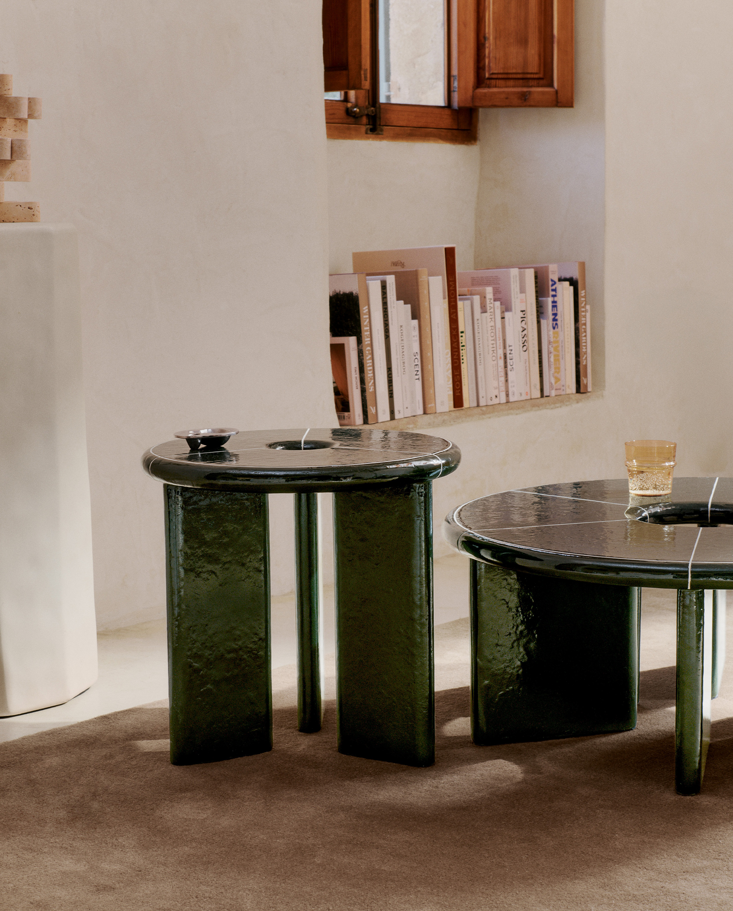 Sidebordet Deya Side Table og sofabordet Deya Coffee Table fra kolleksjonen Ferm Living x Utzon – Can Lis.