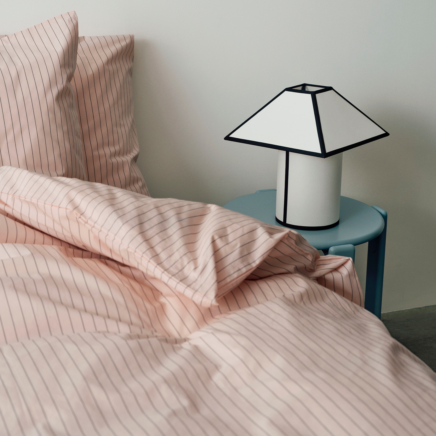 Bordlampe Ava Pyramid Table Lamp 290 fra Hay.