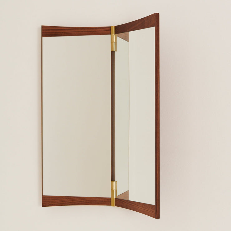 Speilene Vanity Mirror fra Gubi kommer i tre varianter. Her med to speilflater.