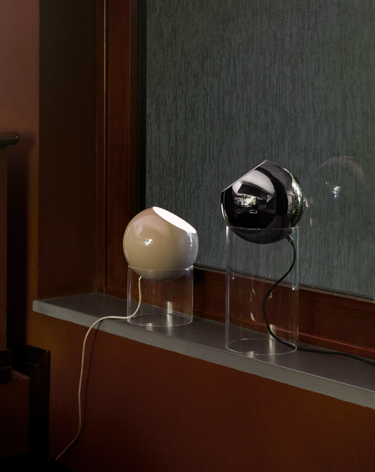 Bord- og gulvlampe Topan VP13-VP14 i fargene beige (Grey Beige) og krom (Chrome-plated) fra &tradition.