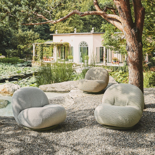 Den voluminøse lenestolen Pacha ble opprinnelig designet av franske Pierre Paulin i 1975 og er en av våre favoritter fra Gubi.