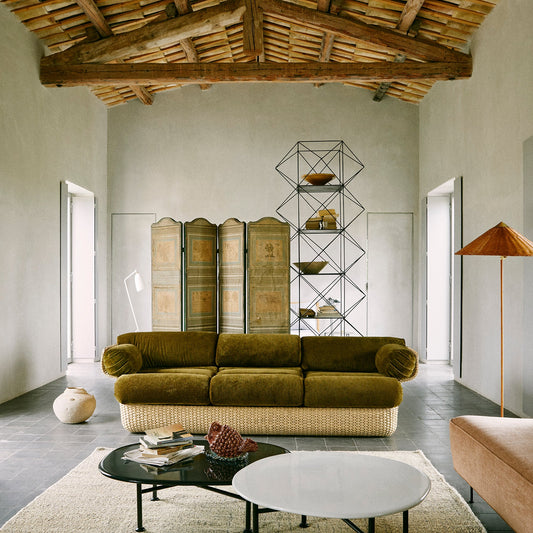 En ikonisk klassiker relanseres i ny drakt! 3-setersofaen Basket fra Gubi er designet av den italienske designeren Joe Colombo.