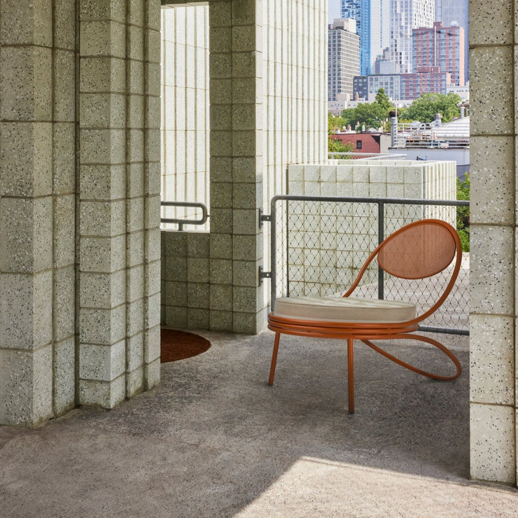 Statement-møbel til uterommet: Her er det bare å lene seg tilbake og nyte! Lenestolen Copacabana Outdoor Lounge Chair fra Gubi er en avslappet lenestol med en vakker form. Det bredstripete utendørstekstilet Leslie Stripe er et holdbart tekstil som sender tankene til ikoniske hage- og bassengfester på 60-tallet.