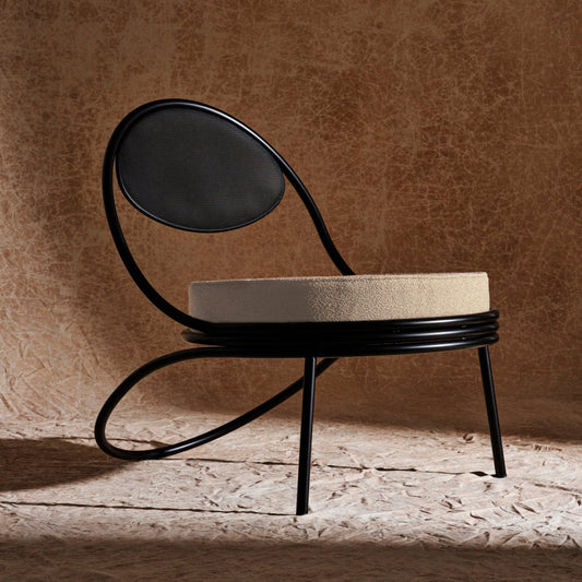 En vakker rørformet ramme omslutter den perforerte ryggen og det polstrede setet. Velg mellom to ulike pulverlakkerte farger på rammen – svart eller oransje – og to ulike fine tekstiler – et ensfarget eller stripete tekstil.