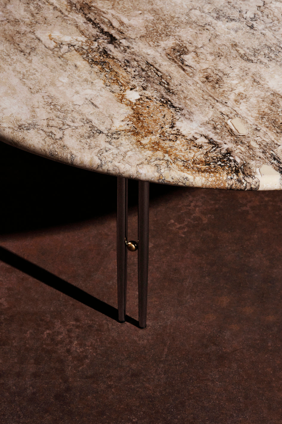 Sofabord IOI i travertin med understell i krom fra Gubi