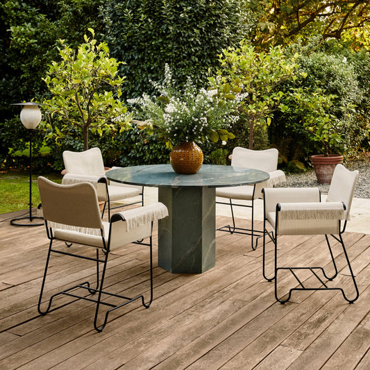 Grønt er skjønt: Spisebordet Epic Outdoor Dining Table fra Gubi sender tankene til romersk arkitektur og greske søyler. Laget i Italia av grønn kvartsitt — en naturstein som er kjent for å tåle både vær og vind – har designduoen GamFratesi skapt et sofistikert samlingspunkt for måltider under åpen himmel.