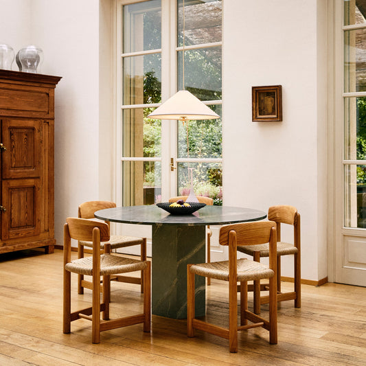 Spisestol Daumiller med sete i papirsnor i lys furu/ Golden Pine fra Gubi.