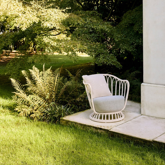 Lenestolen Grace Outdoor Lounge Chair fra Gubi er en elegant, skulpturell og tilbakelent lenestol som vil kunne løfte enhver terrasse, balkong og hage til nye høyder.