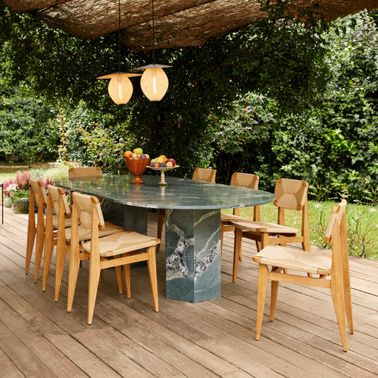 Spisebordet Epic Outdoor Dining Table fra Gubi er et tiltalende objekt som tilfører taktilitet, varme og eksklusiv tyngde til uterommet — et statement-møbel som vi garanterer kommer til å være uteplassens midtpunkt! Bordet kommer i en rund og en avlang, elipseformet variant.