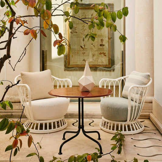 Inspirert av de myke kurvene og materialiteten som finnes i naturen, er lenestol Grace Outdoor Lounge Chair fra Gubi en hyllest til naturens vakre linjer, og resultatet er intet annet et lite stykke møbelkunst.