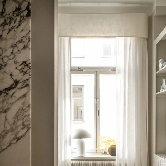 Gardinkappe fra Gotain med matchende gardiner i vevd lin.