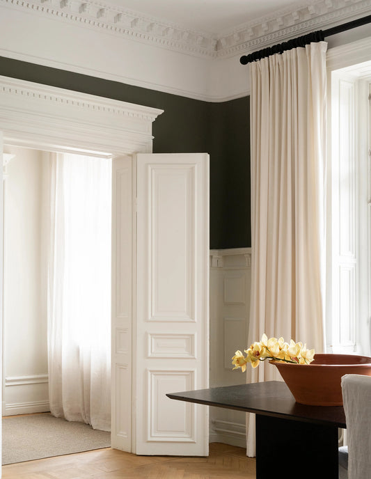 Velurgardinene kommer i ni fine farger – velg mellom alt fra lyse benhvite og beige velurgardiner til dype sennepsfargede, terrakottafargede og khakigrønne velurgardiner. Hvis du ønsker deg en luksuriøs hotellfølelse er velurgardinen også superfin å kombinere med en tynnere gjennomskinnelig gardin fra Gotain.