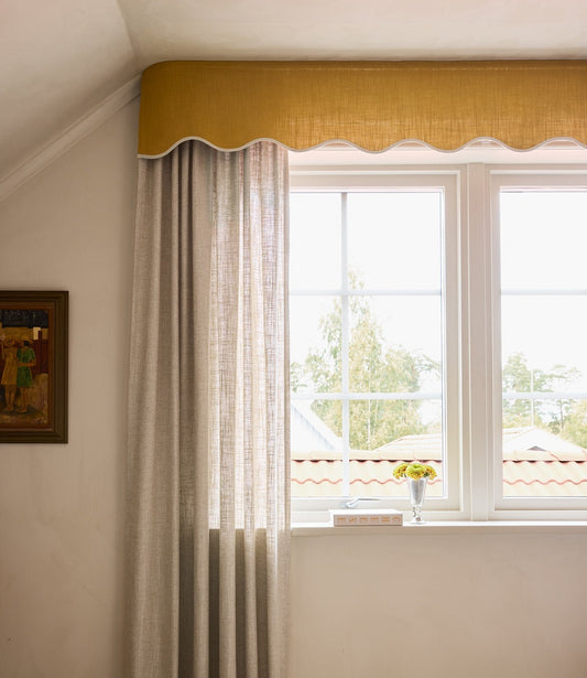 I tillegg til å bli et vakkert dekorativt element i innredningen er også en gardinkappe veldig praktisk om du ønsker å skjule en mindre pen gardinskinne, skjevheter og annet rot. En gardinkappe er også fin å bruke alene uten gardiner, eksempelvis til å ramme inn vinduer på et kjøkken eller et bad.