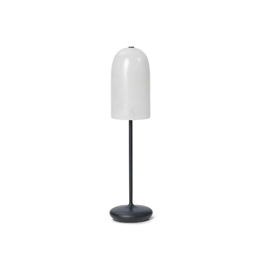 Bærbar, oppladbar og dimbar: Den vintageinspirerte bordlampen Gry Table Lamp fra Ferm Living har skjerm i gjennomskinnelig glassfiber som får en superfin glød når den er tent. Lampen lades med en ledning som følger med. 