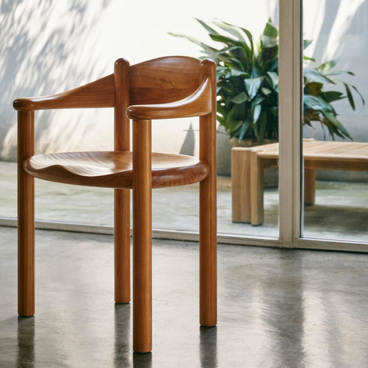 Er du – som oss – begeistret for 1970-tallsmøbler og retroestetikk vil du elske spisestolen Daumiller Armchair fra Gubi. Stolen, som er utformet i gyllen furu, ble opprinnelig designet til designeren Rainer Daumillers eget hjem i 1977, etter ønske om å skape en solid spisestol som skulle kunne tåle barnelek, timeslange måltider og andre festligheter, samtidig som at den skulle være vennlig i designet, ha en tidløs appell og være visuelt vakker å se på. Denne tikket alle boksene – og gjør det fremdeles.