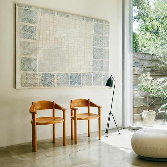 Denne solide, skulpturelle spisestolen var en dansk bestselger på slutten av 1970-tallet. Den relanserte versjonen av Daumiller Armchair er konstruert i sertifisert massiv gullfuru, akkurat som de originale delene produsert av Hirtshals Sagbruk i 1977.