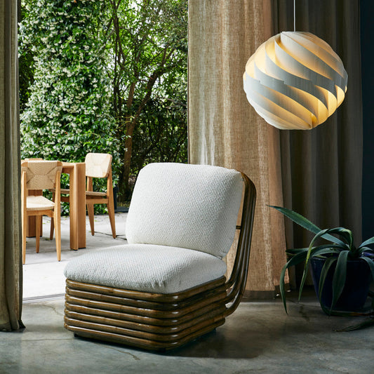 Louis Weisdorfs taklampe Turbo Pendant Lamp fra Gubi er en tidløs klassiker med et skulpturelt og luftig uttrykk — og vi elsker Gubis relansering av denne superfine lampen!