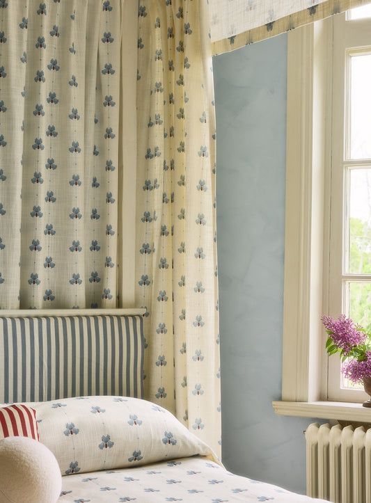 Mørkleggende vevd lingardin Sweet Pea i fargen blå/ Dove Blue fra Gotain.