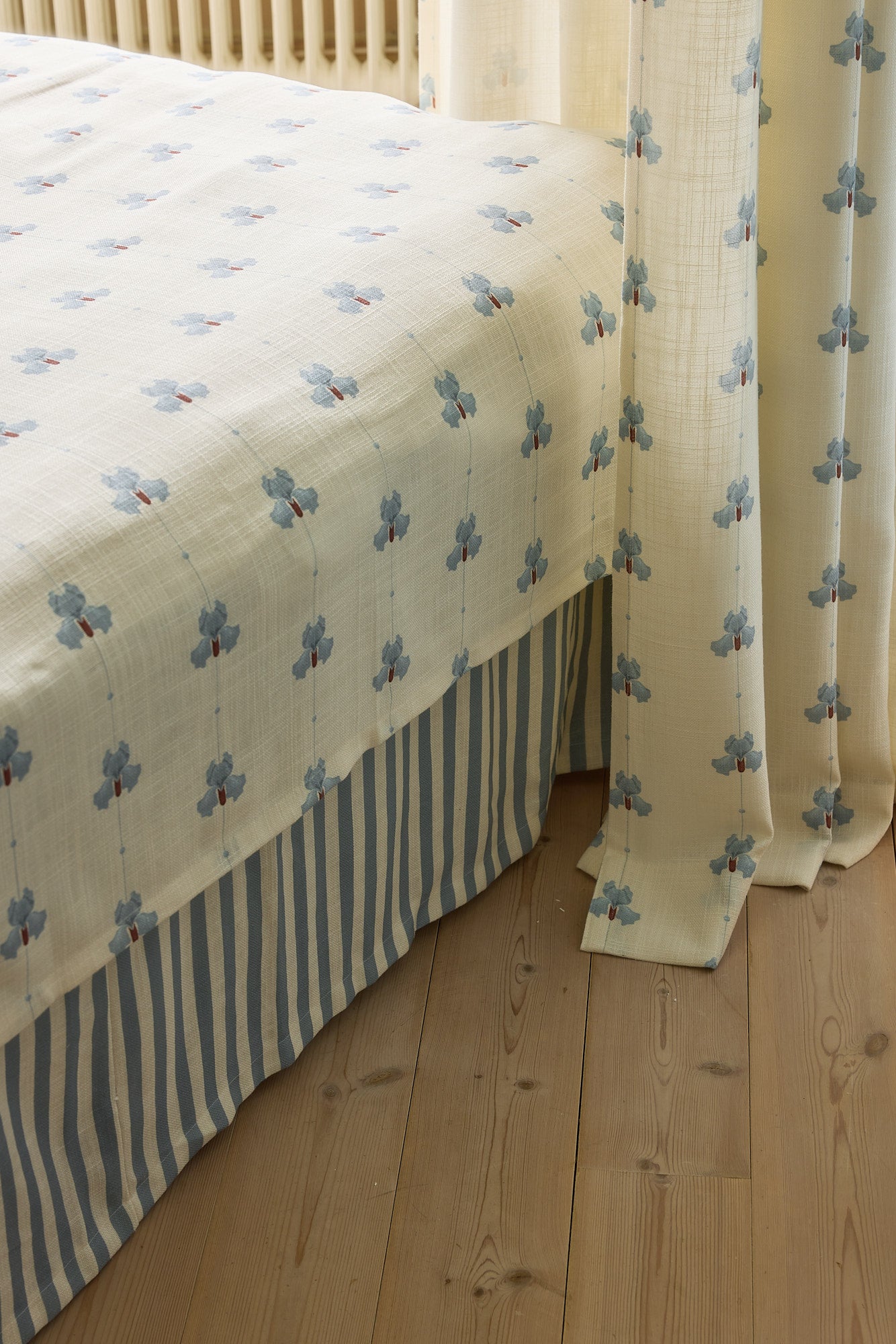 Sengeteppe i vevd lin med mønster Sweet Pea i fargen blå/ Dove Blue fra Gotain.